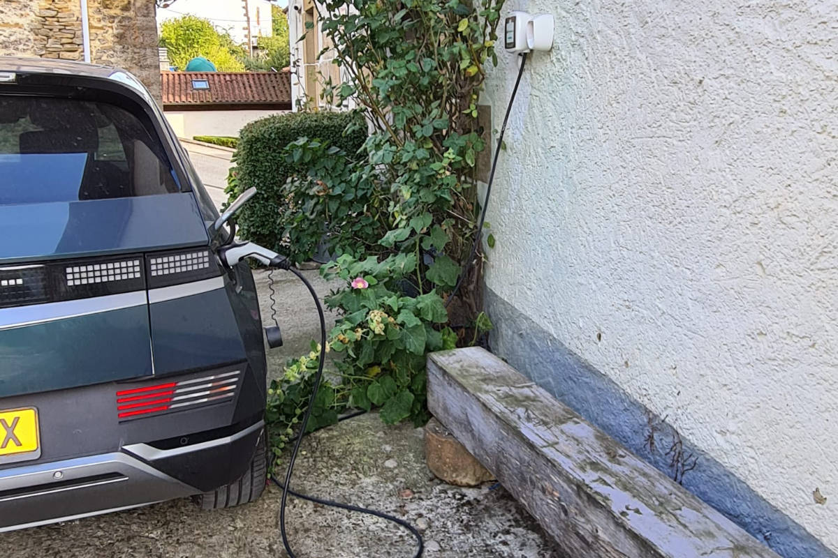 Casa rural con punto de carga para coches eléctricos